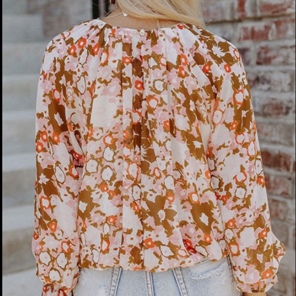 🆕 Beautiful Spring Floral Abstract Print Blouse With Ruffled Cuff Sleeves 🌱 - Picture 4 of 5